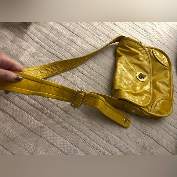 Marc by Marc Jacobs golden yellow crinkle patent leather crossbody messenger - Picture 5 of 9